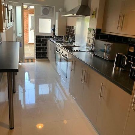 Serviced Accommodations Luton  Bagian luar foto